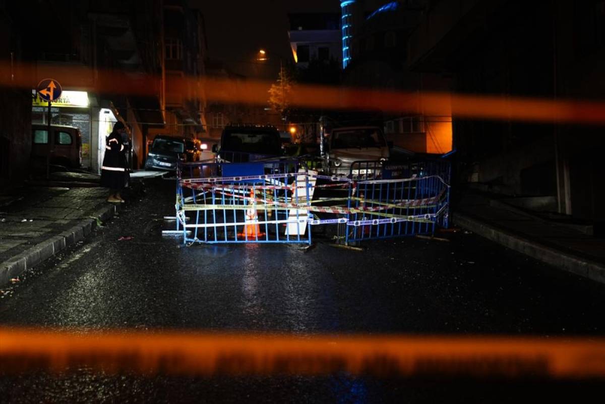 Gaziosmanpaşa'da sağanak sonrası yolda &ccedil;&ouml;kme meydana geldi