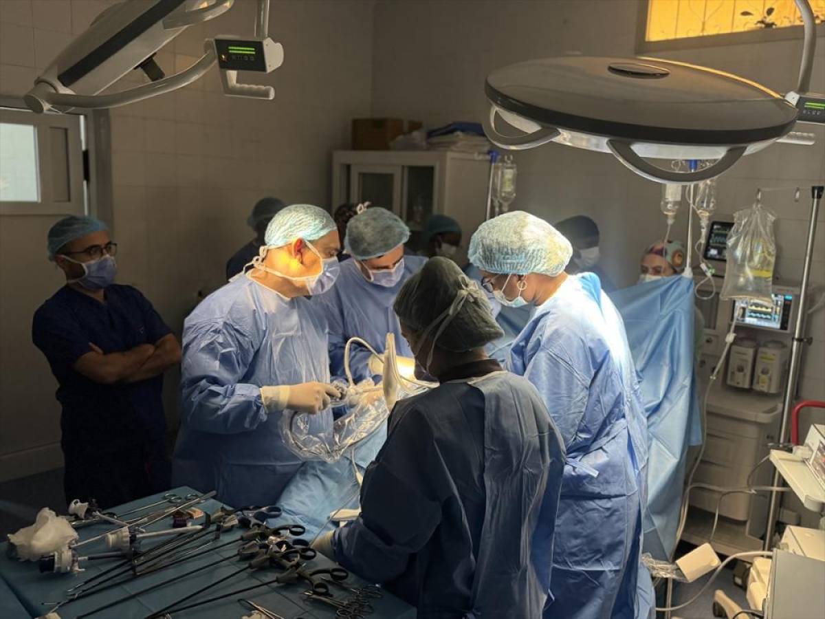 T&uuml;rk hekimlerden Senegal'de kapalı y&ouml;ntemle b&ouml;brek nakli