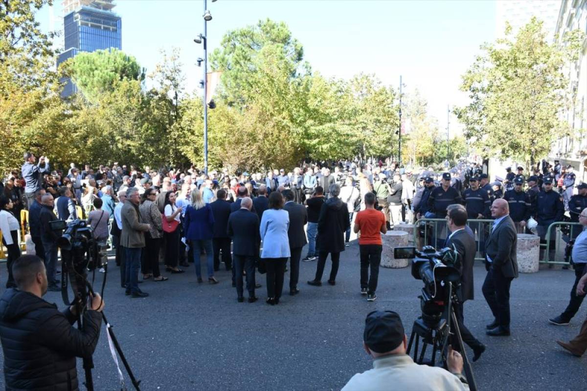 Arnavutluk'ta Tiran Belediyesi önündeki protestolar sürüyor