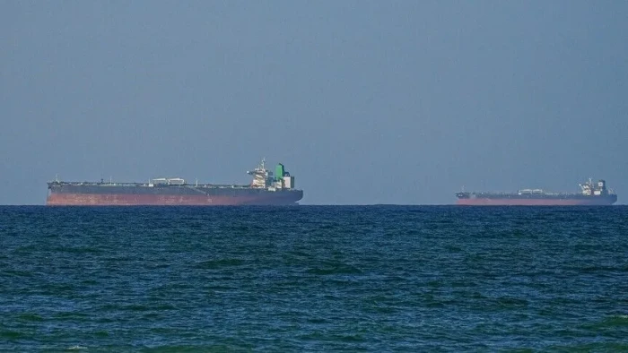 ABD, H&uuml;rm&uuml;z Boğazı'nda petrol akışının hızlanmasıyla bu yıl i&ccedil;in petrol fiyatı tahminini d&uuml;ş&uuml;rd&uuml;