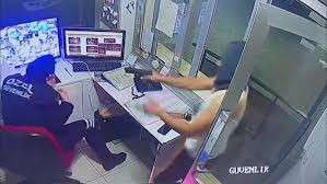 Adana'da, site girişini ateşe verip g&uuml;venlik g&ouml;revlisini silahla tehdit eden 2 zanlı aranıyor