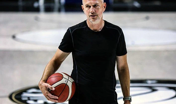 Alperen Şeng&uuml;n'&uuml;n antren&ouml;r&uuml; İzmir'de gen&ccedil; basketbolcularla buluşacak