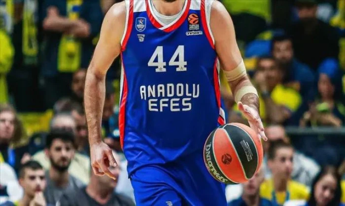 Anadolu Efes'te Vincent Poirier'nin aşil tendonunda sakatlık tespit edildi