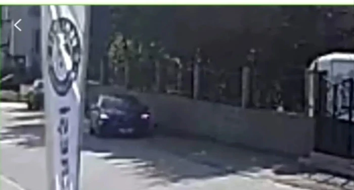 Ankara'da seyir halindeki otomobilin yolda yatan k&ouml;peği ezmesi g&uuml;venlik kamerasında