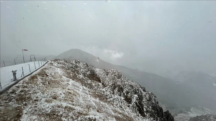 Antalya'daki Tahtalı Dağı'nın zirvesi beyaza b&uuml;r&uuml;nd&uuml;