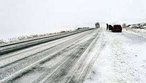 Ardahan'da kar ve tipi nedeniyle kapanan kara yollarında karla m&uuml;cadele başladı