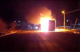 Ardahan'da park halindeki tırın dorsesi yandı