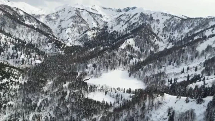 Artvin'de beyaz &ouml;rt&uuml;yle kaplanan Bor&ccedil;ka Karag&ouml;l havadan g&ouml;r&uuml;nt&uuml;lendi