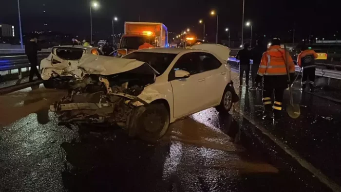 Ataşehir'de 8 aracın karıştığı zincirleme trafik kazasında 4 kişi yaralandı