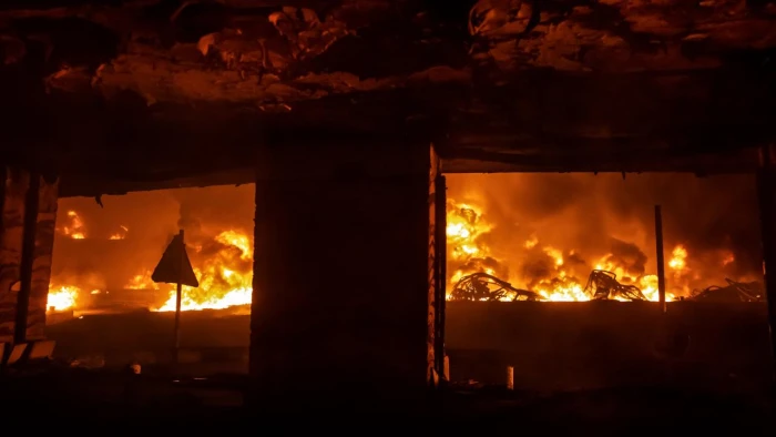 BAE&rsquo;de petrol &uuml;retim b&ouml;lgesinde İHA saldırısı nedeniyle yangın &ccedil;ıktı