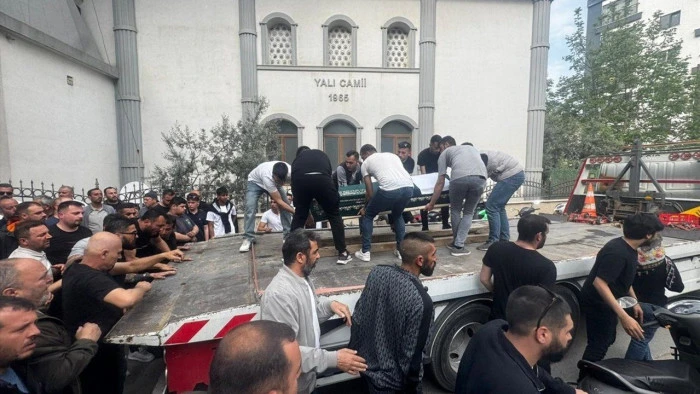 Balıkesir'de &ouml;ld&uuml;r&uuml;len esnafın cenazesi, kendi &ccedil;ekici aracıyla son yolculuğuna uğurlandı