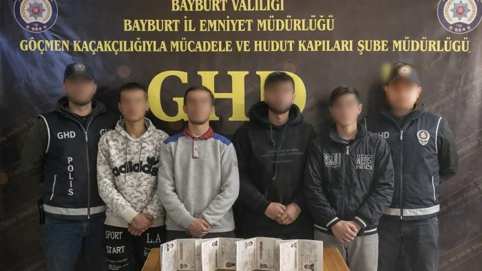 Bayburt'ta 8 d&uuml;zensiz g&ouml;&ccedil;men yakalandı