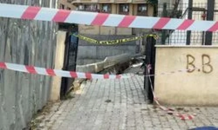Bayrampaşa'da &ccedil;atıdan kafasına beton par&ccedil;ası d&uuml;şen kadın &ouml;ld&uuml;