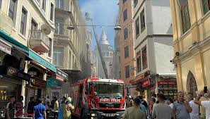 Beyoğlu'nda otelin çatısında çıkan yangın söndürüldü