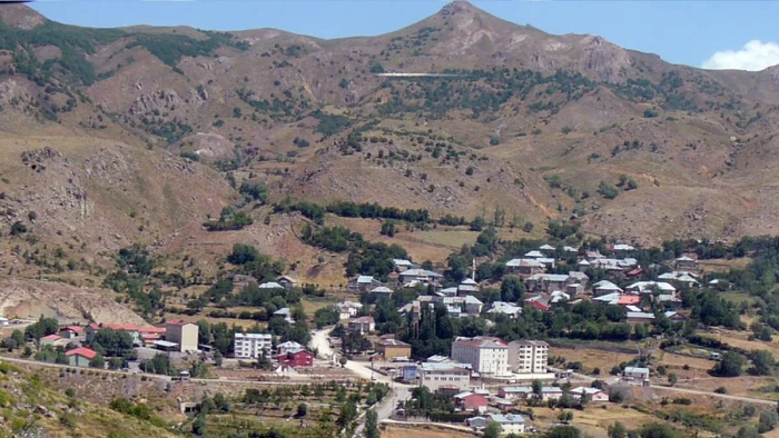 Bing&ouml;l'de jandarma helikopteri elektrik arızasına m&uuml;dahale edecek ekip i&ccedil;in havalandı