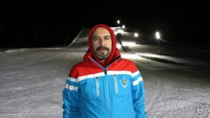 Bitlis'te ışıklandırılan tesiste gece kayağı keyfi