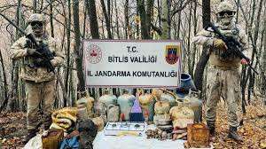 Bitlis'te sığınakta ele ge&ccedil;irilen yaşam malzemeleri imha edildi