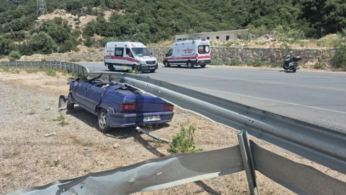 Bodrum'da bariyerlere saplanarak tavanı par&ccedil;alanan otomobilin s&uuml;r&uuml;c&uuml;s&uuml; yaralandı