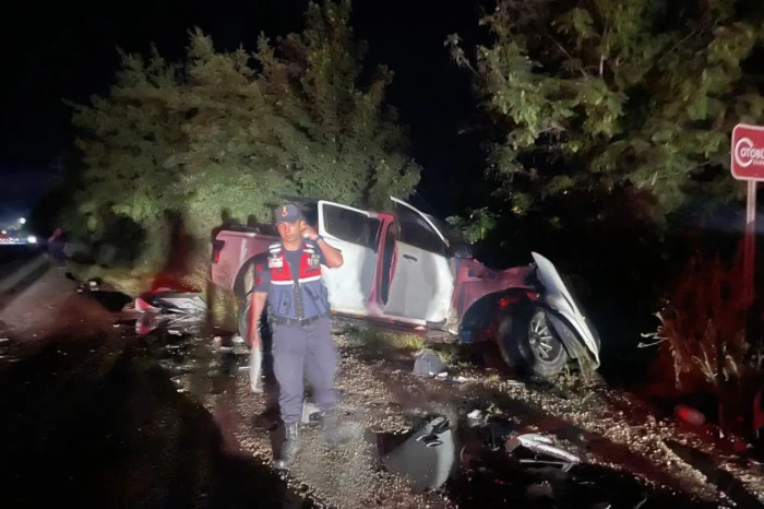 Bolu'da kamyonetin tıra &ccedil;arpması sonucu 3 kişi yaralandı