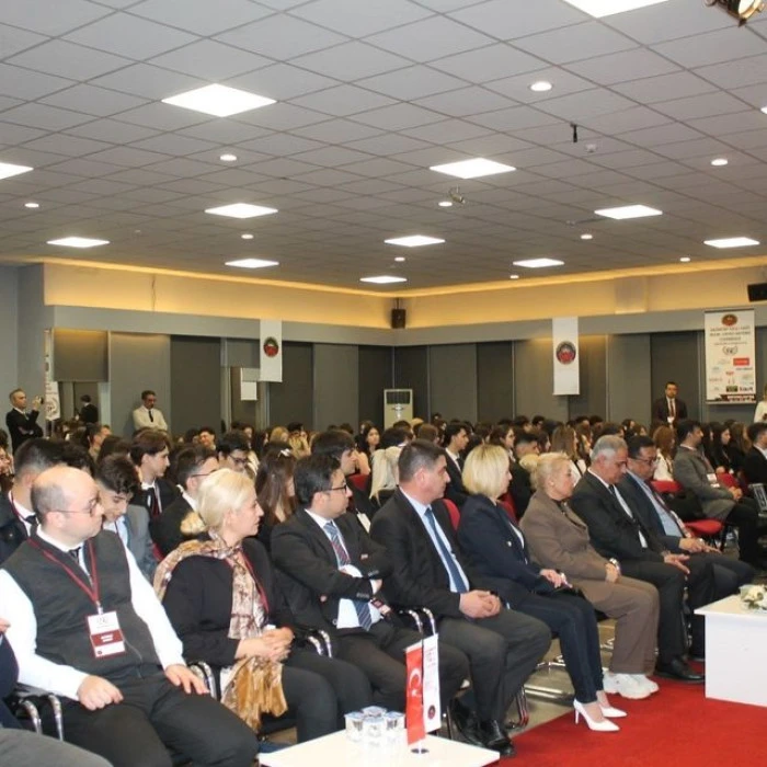 Cam fobisini yenip kurduğu at&ouml;lyede &uuml;retime başladı