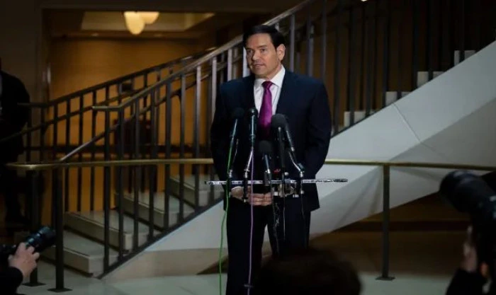 &Ccedil;evre &ouml;rg&uuml;t&uuml; Greenpeace Madrid'in merkezinde "Savaşa hayır" pankartı a&ccedil;tı