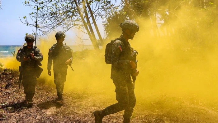 &Ccedil;in, ABD-Filipinler askeri tatbikatının s&uuml;rd&uuml;ğ&uuml; G&uuml;ney &Ccedil;in Denizi &ccedil;evresinde devriye yaptı