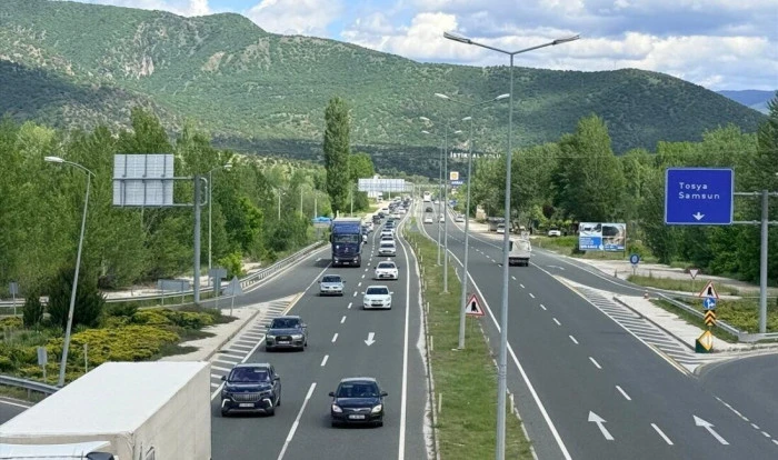 &Ccedil;orum'da bayram d&ouml;n&uuml;ş&uuml; D-100 kara yolunda trafik yoğunluğu devam ediyor