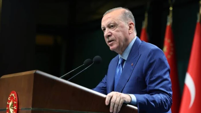 Cumhurbaşkanı Erdoğan: "Şahsım dahil hepimiz milletin sorunlarına &ccedil;&ouml;z&uuml;m bulmak, dertlerine &ccedil;are olmak, &uuml;lkenin &ouml;n&uuml;n&uuml; ve ufkunu a&ccedil;makla m&uuml;kellefiz"