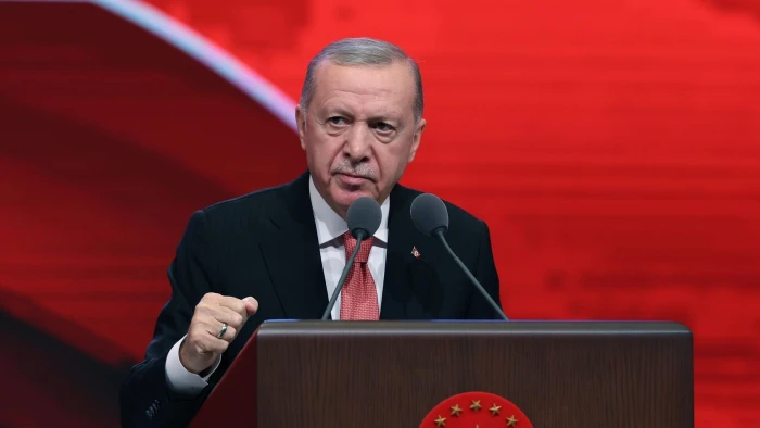 Cumhurbaşkanı Erdoğan: "T&uuml;rkiye gerekirse sıkıntı &ccedil;eker ama kendisine umut bağlayan, haksızlığa uğrayan insanlara da sırtını d&ouml;nmez."
