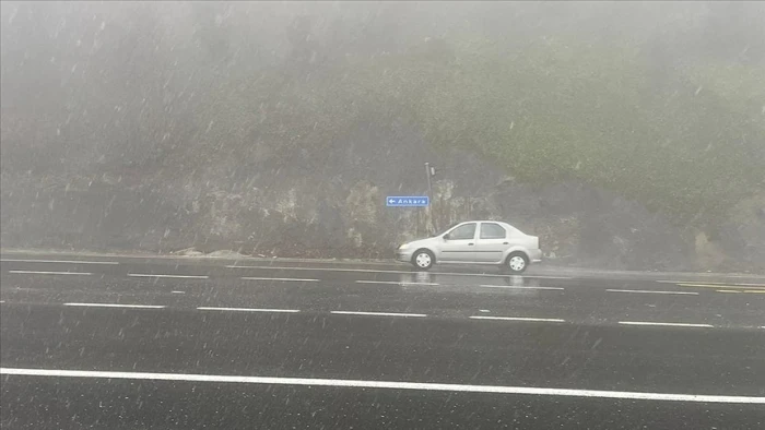 D-100 kara yolunun Bolu Dağı ge&ccedil;işinde sis ve sağanak etkili oldu