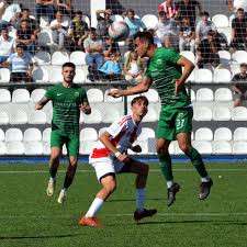 Depremde futbolcu &ccedil;ocuklarını kaybeden aileler, ilk ma&ccedil;ta takımı yalnız bırakmadı