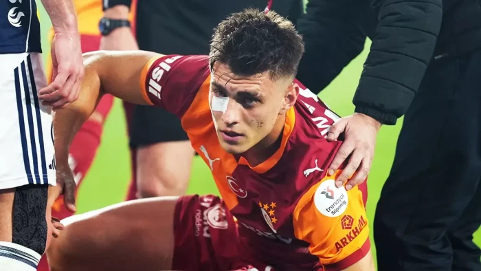 Derbide sahaya attığı &ccedil;akmakla Kazımcan Karataş'ı yaralayan taraftar hakim karşısında