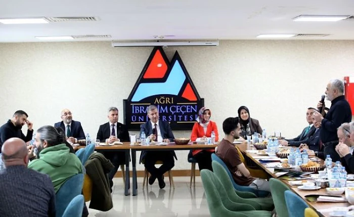 Doğubayazıt'ta Kızılay g&ouml;n&uuml;ll&uuml;leri yaşlı kadının evini temizleyerek bayrama hazırladı