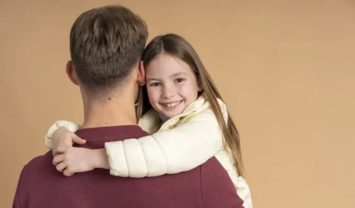 D&uuml;zce'de babalar ve kızları sevgilerini yastıklara işledi