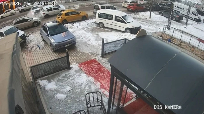 Elazığ'da otomobilin iş yerine &ccedil;arpması g&uuml;venlik kamerasında