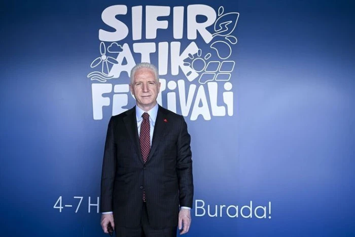 Elazığ'ı s&uuml;sleyen g&uuml;ller belediyenin serasında yetiştiriliyor