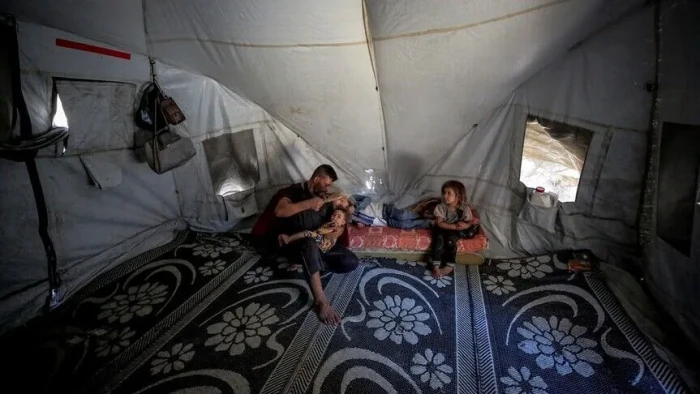 Elektriğin olmadığı Gazze'de eski usul tezgahta &ccedil;adırlar i&ccedil;in kilim dokuyor