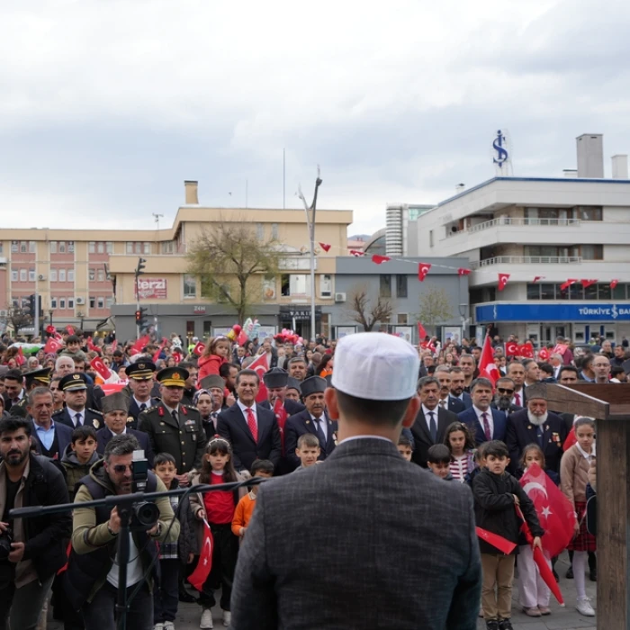 Erzincan'da polis, ka&ccedil;an balonunu yakaladığı &ccedil;ocuğa bayram sevinci yaşattı