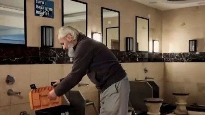 Erzincanlı "su g&ouml;n&uuml;ll&uuml;s&uuml;" tesisat ustası, musluklarda &uuml;cretsiz su tasarrufu sağlıyor