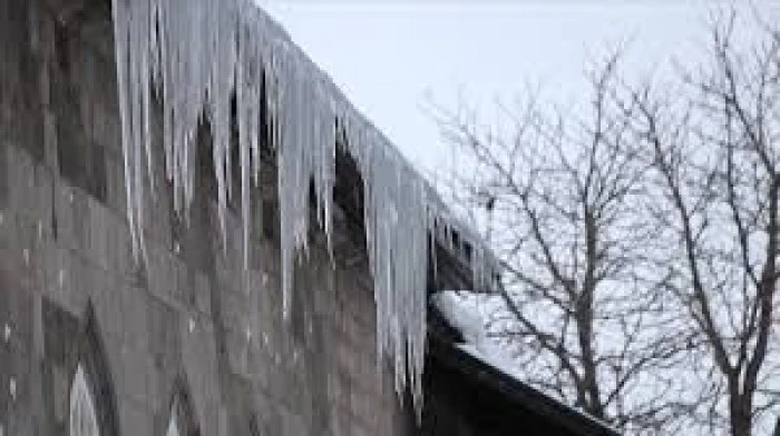 Erzurum'da kışın &ccedil;atılardaki tehlikeye karşı profesyonel dağcılar "buz timi" kurdu