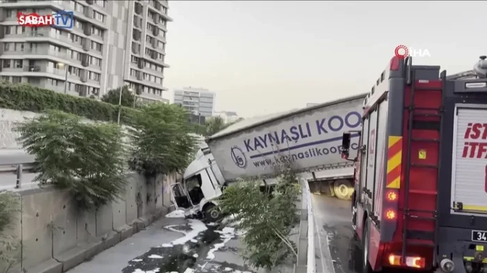 Esenler'de dereye devrilen tırın s&uuml;r&uuml;c&uuml;s&uuml; yaralandı