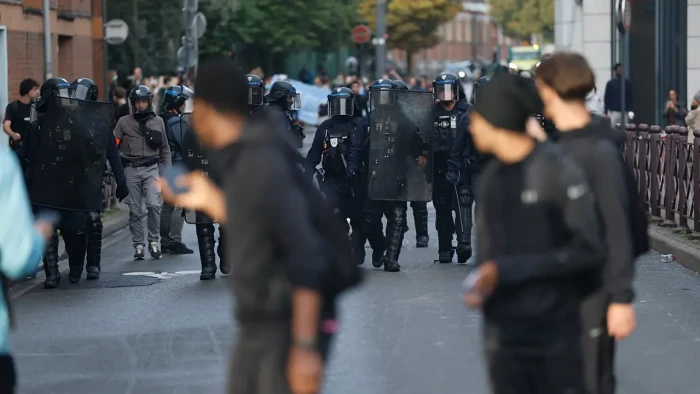 Fransa'da lise &ouml;ğrencisini y&uuml;z&uuml;nden yaralayan polis, g&ouml;revden uzaklaştırıldı