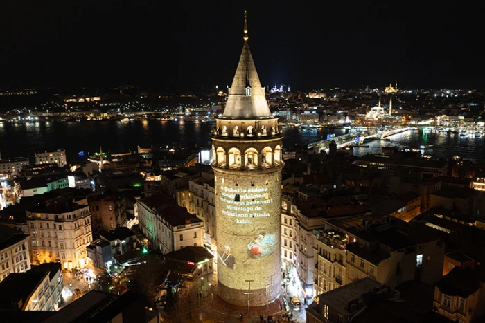 Galata Kulesi'ne 6 Şubat depremlerinin yıl d&ouml;n&uuml;m&uuml; dolayısıyla video yansıtıldı