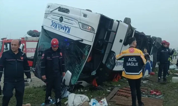 Gana'da yolcu otob&uuml;s&uuml; ile kamyonun &ccedil;arpıştığı kazada 15 kişi &ouml;ld&uuml;