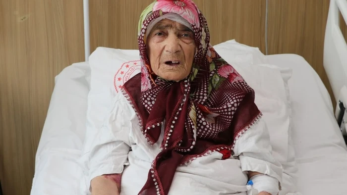 Gaziantep'te 87 yaşındaki kadının karnından 4,5 kilogram t&uuml;m&ouml;r &ccedil;ıkarıldı