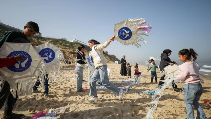 Gazze'de yetim ve &ouml;ks&uuml;z &ccedil;ocuklar hayallerini u&ccedil;urtmaya yazıp u&ccedil;urdu