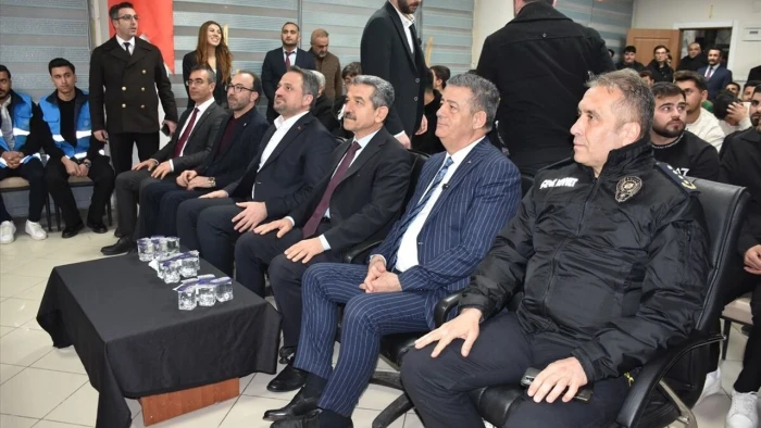 Gen&ccedil;lik ve Spor Bakan Yardımcısı Eminoğlu, Şırnak'ta gen&ccedil;lerle s&ouml;yleşi programına katıldı