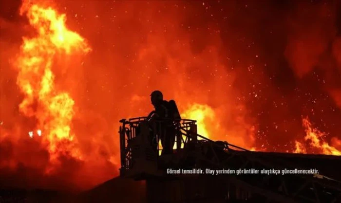 Glasgow'daki tren istasyonunda &ccedil;ıkan yangın sonucu bir bina yıkıldı