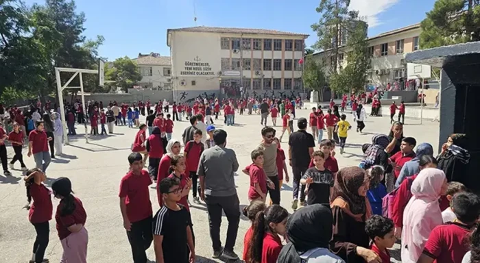 G&Uuml;NCELLEME 3 - Şanlıurfa'da 5,4 b&uuml;y&uuml;kl&uuml;ğ&uuml;ndeki deprem nedeniyle eğitime bug&uuml;n ara verildi