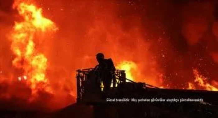 G&Uuml;NCELLEME - Fatih'te market deposunda &ccedil;ıkan yangın s&ouml;nd&uuml;r&uuml;ld&uuml;